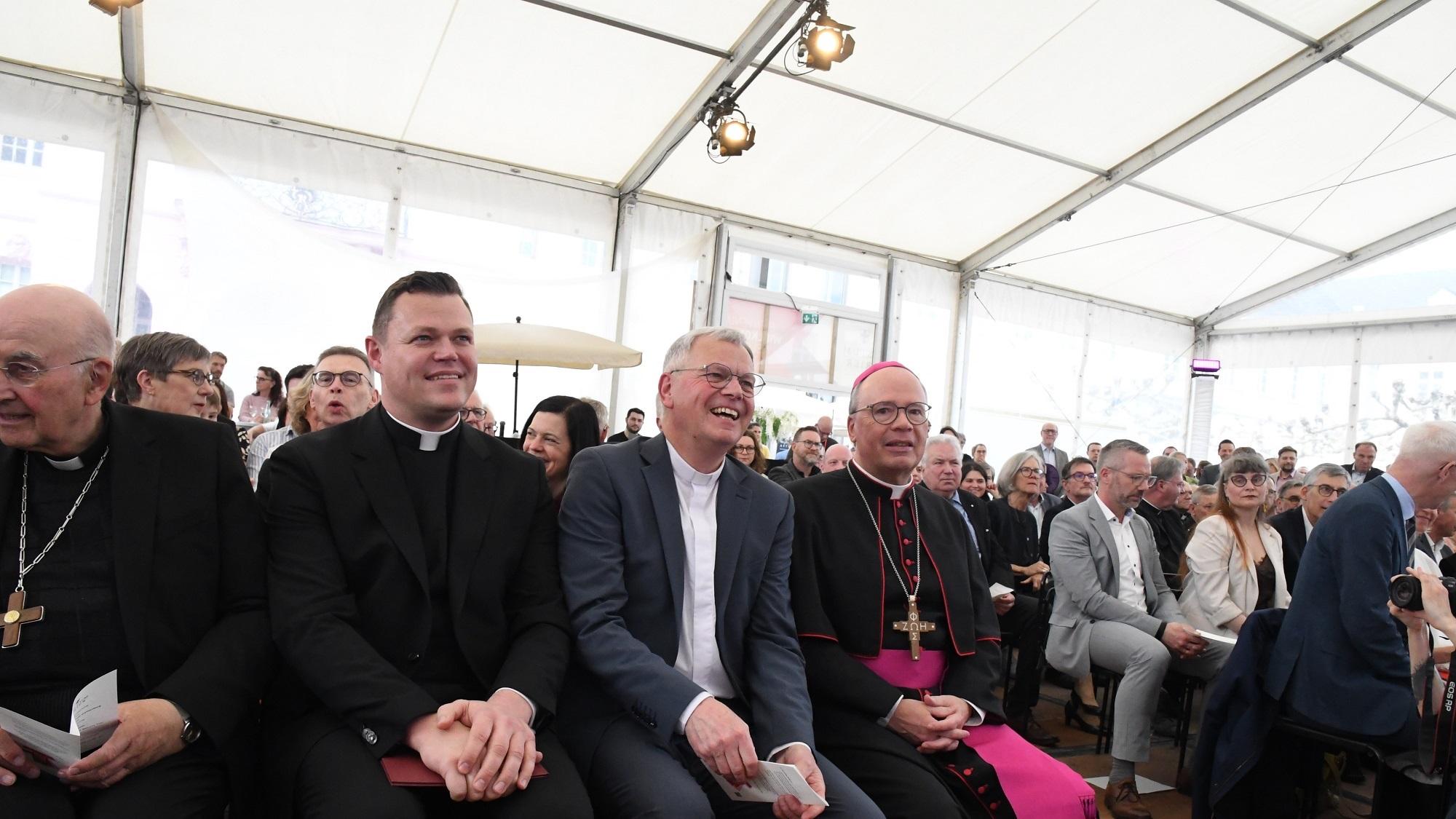 Tim Sturm, Dr. Ulrich Graf von Plettenberg und Bischof Dr. Stephan Ackermann (von links) beim Amtswechsel des Generalvikars.