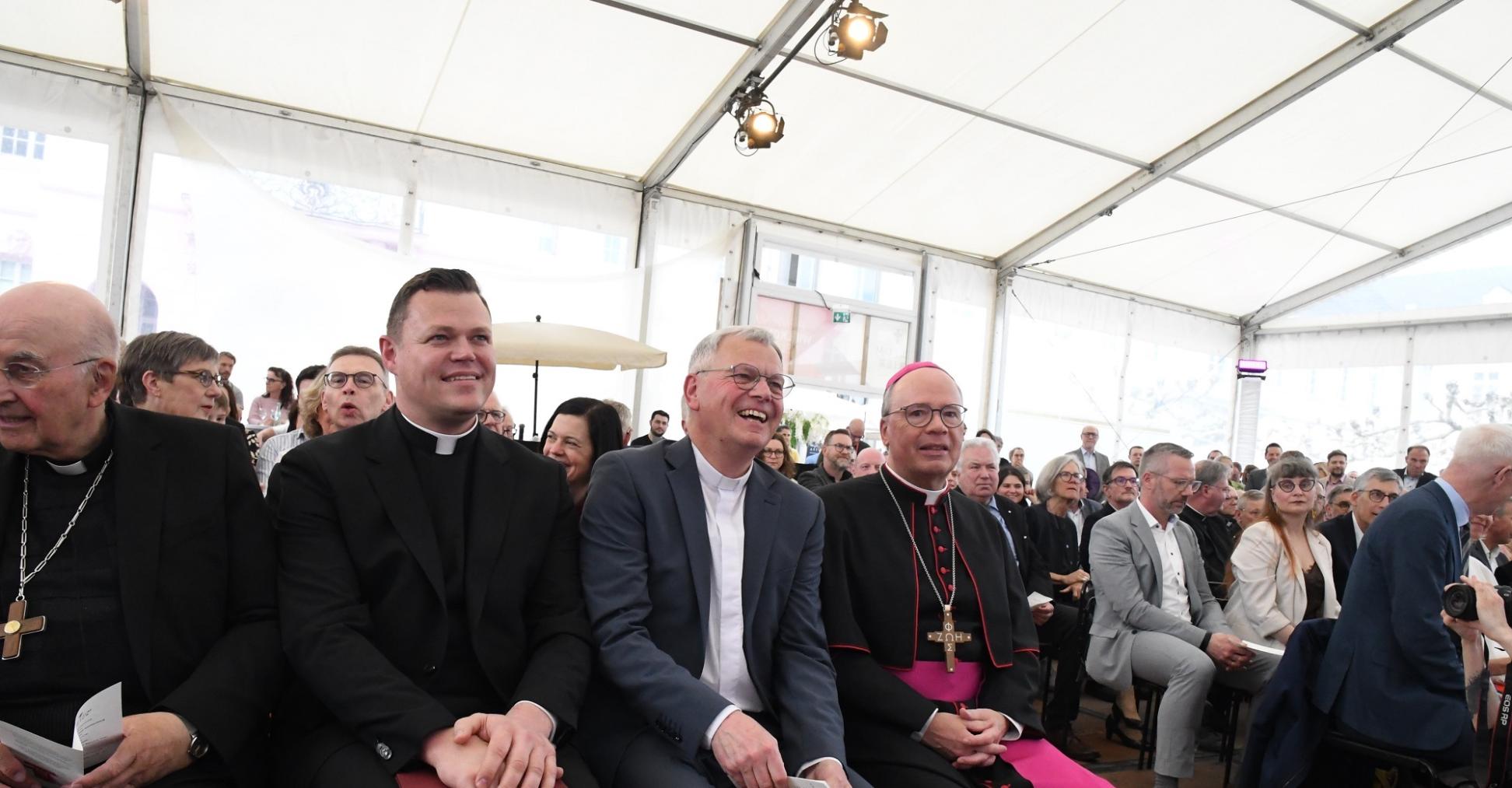 Tim Sturm, Dr. Ulrich Graf von Plettenberg und Bischof Dr. Stephan Ackermann (von links) beim Amtswechsel des Generalvikars.