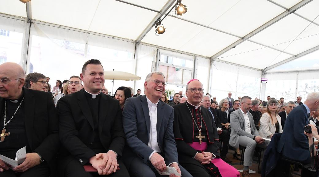 Tim Sturm, Dr. Ulrich Graf von Plettenberg und Bischof Dr. Stephan Ackermann (von links) beim Amtswechsel des Generalvikars.
