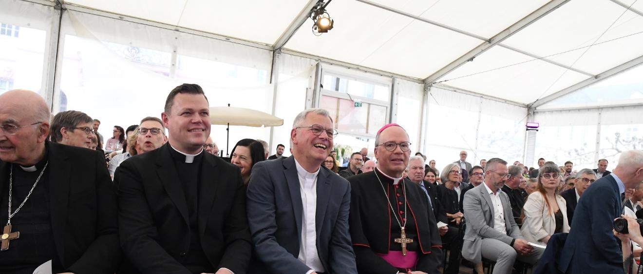 Tim Sturm, Dr. Ulrich Graf von Plettenberg und Bischof Dr. Stephan Ackermann (von links) beim Amtswechsel des Generalvikars.
