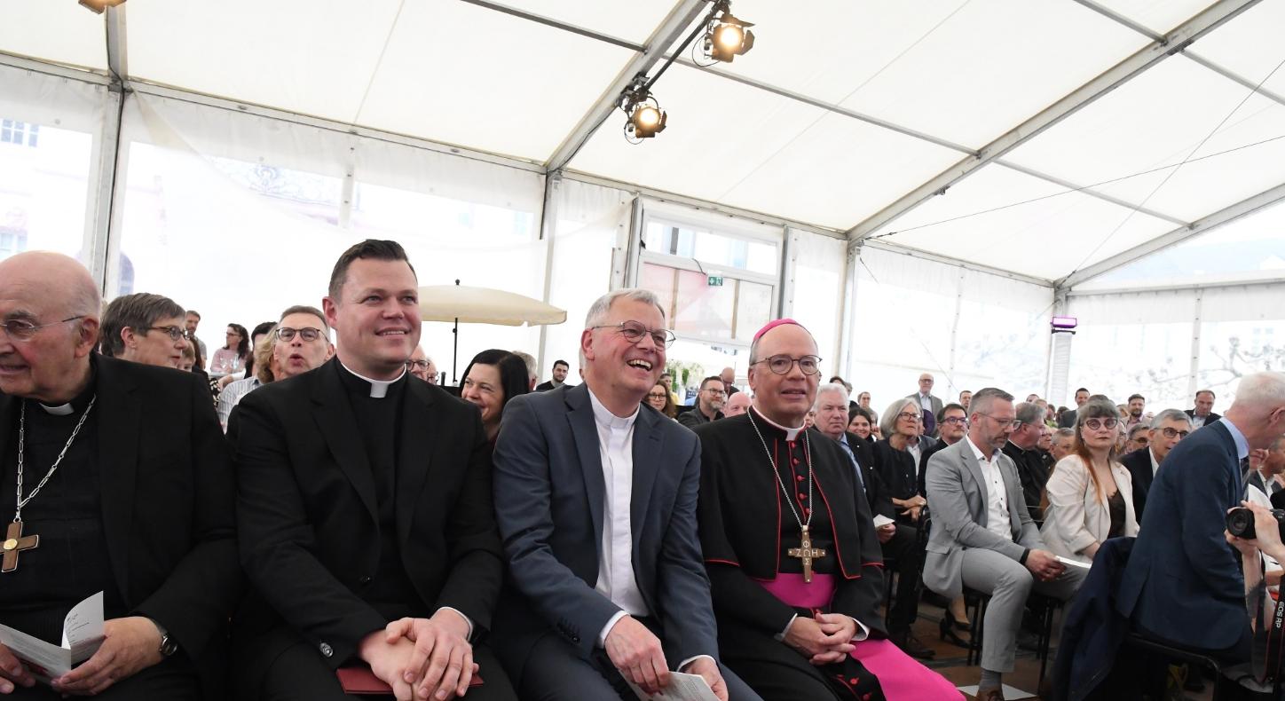 Tim Sturm, Dr. Ulrich Graf von Plettenberg und Bischof Dr. Stephan Ackermann (von links) beim Amtswechsel des Generalvikars.
