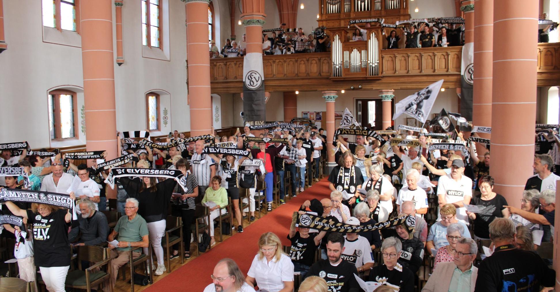 In der vollbesetzten Evangelischen Kirche Elversberg waren Trikots, Schals und Flaggen der SVE allgegenwärtig.