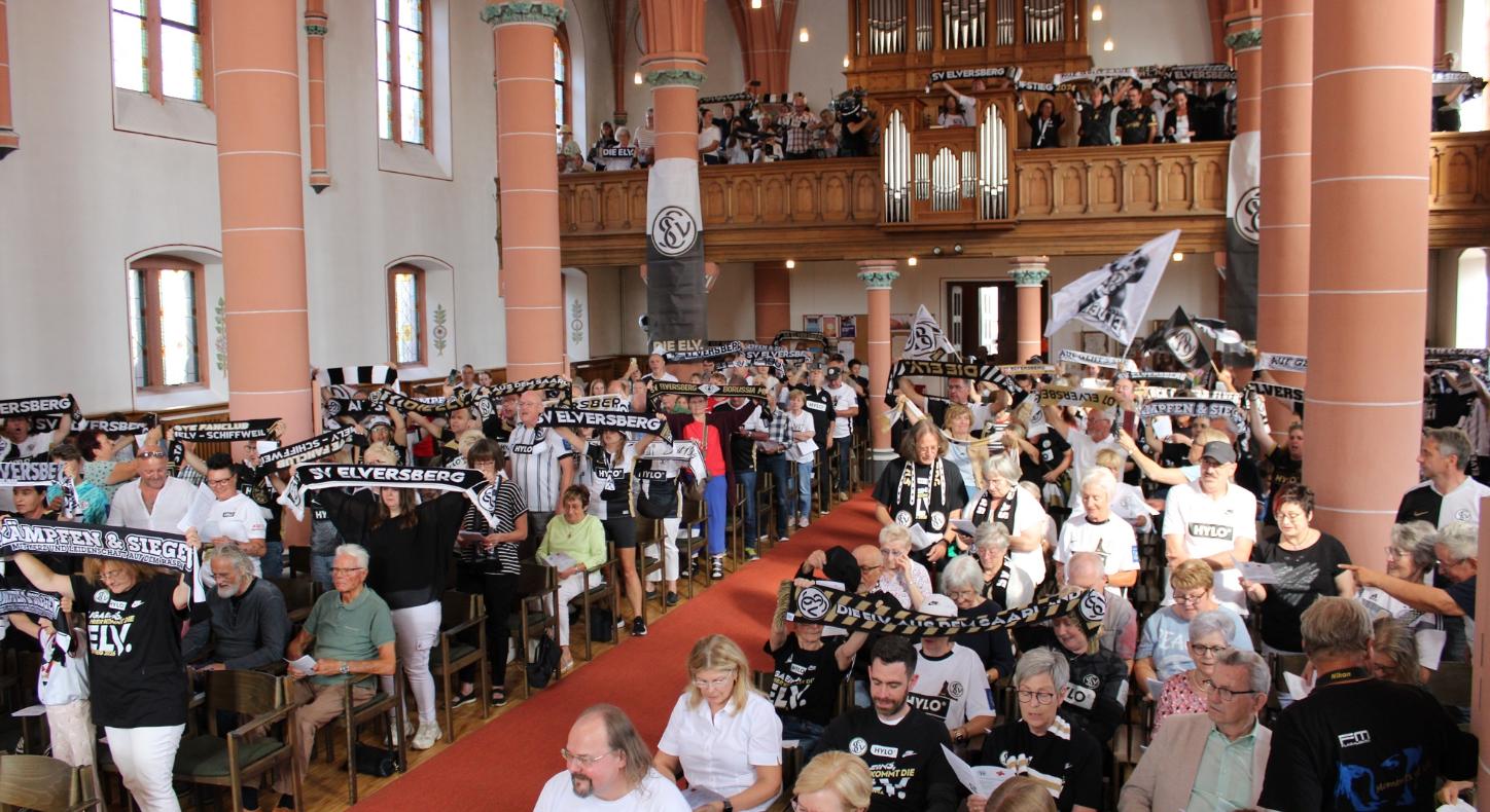 In der vollbesetzten Evangelischen Kirche Elversberg waren Trikots, Schals und Flaggen der SVE allgegenwärtig.