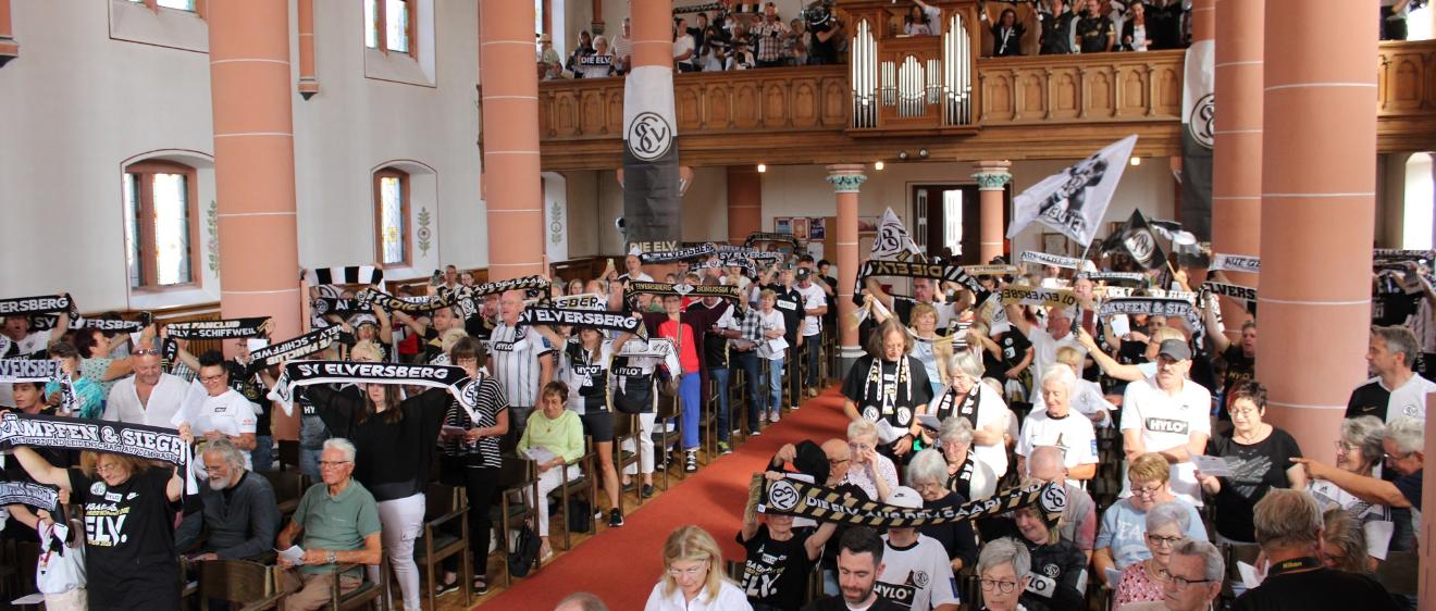In der vollbesetzten Evangelischen Kirche Elversberg waren Trikots, Schals und Flaggen der SVE allgegenwärtig.