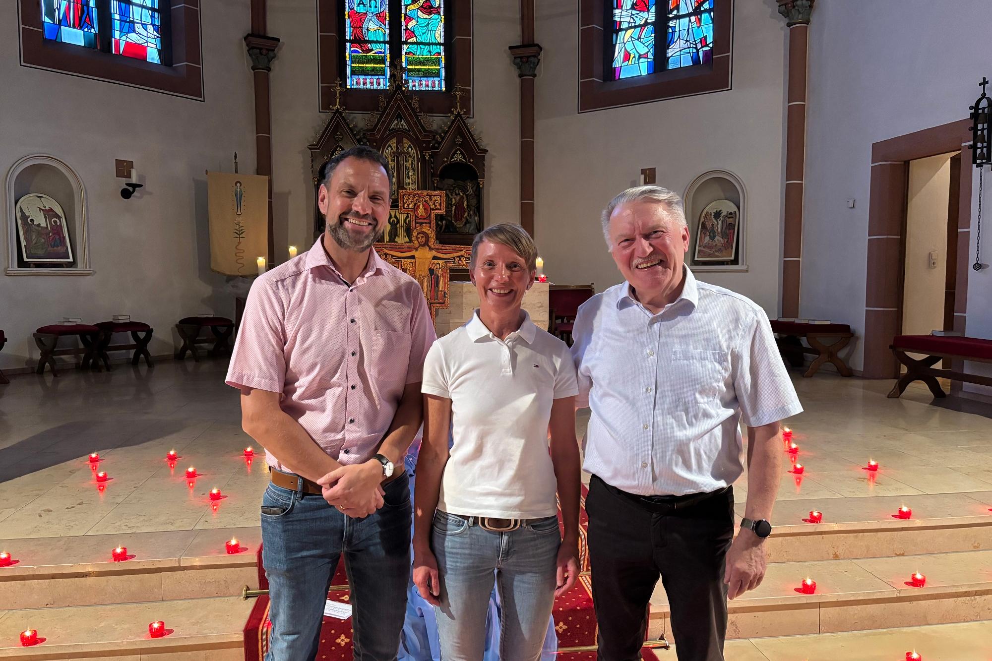 JVA-Leiter Pascal Jenal, die ehemalige Chorleiterin Carmen Folz und der neue Chorleiter Jürgen Ringle (von links).