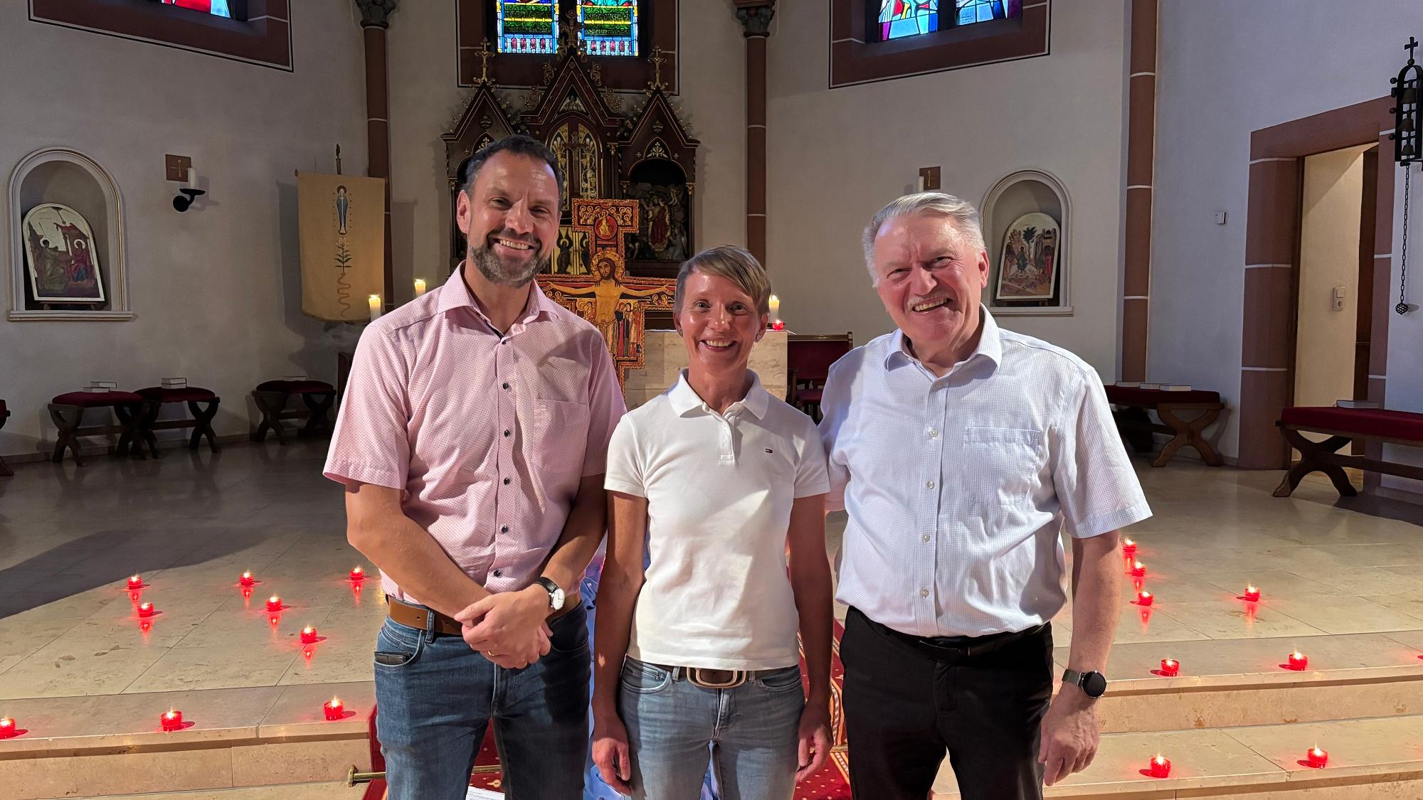 JVA-Leiter Pascal Jenal, die ehemalige Chorleiterin Carmen Folz und der neue Chorleiter Jürgen Ringle (von links).