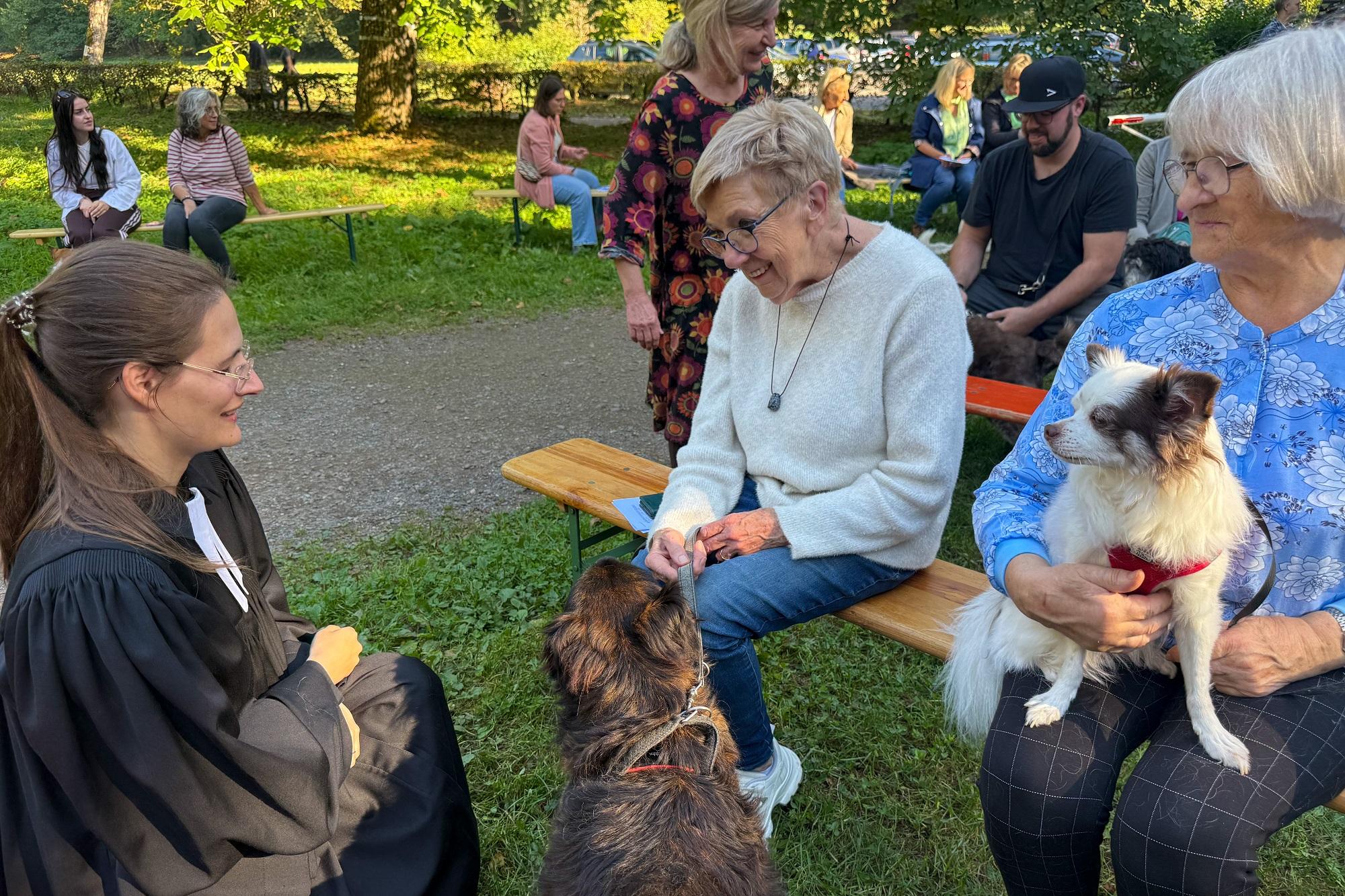 Pfarrerin Anna-Christina Schmidt im Gespräch mit Gisela Krebs und ihrem treuen Gefährten Lukas. Neben ihr sitzt ihre Freundin Hildegard Herrig mit ihrem Vierbeiner Chico.