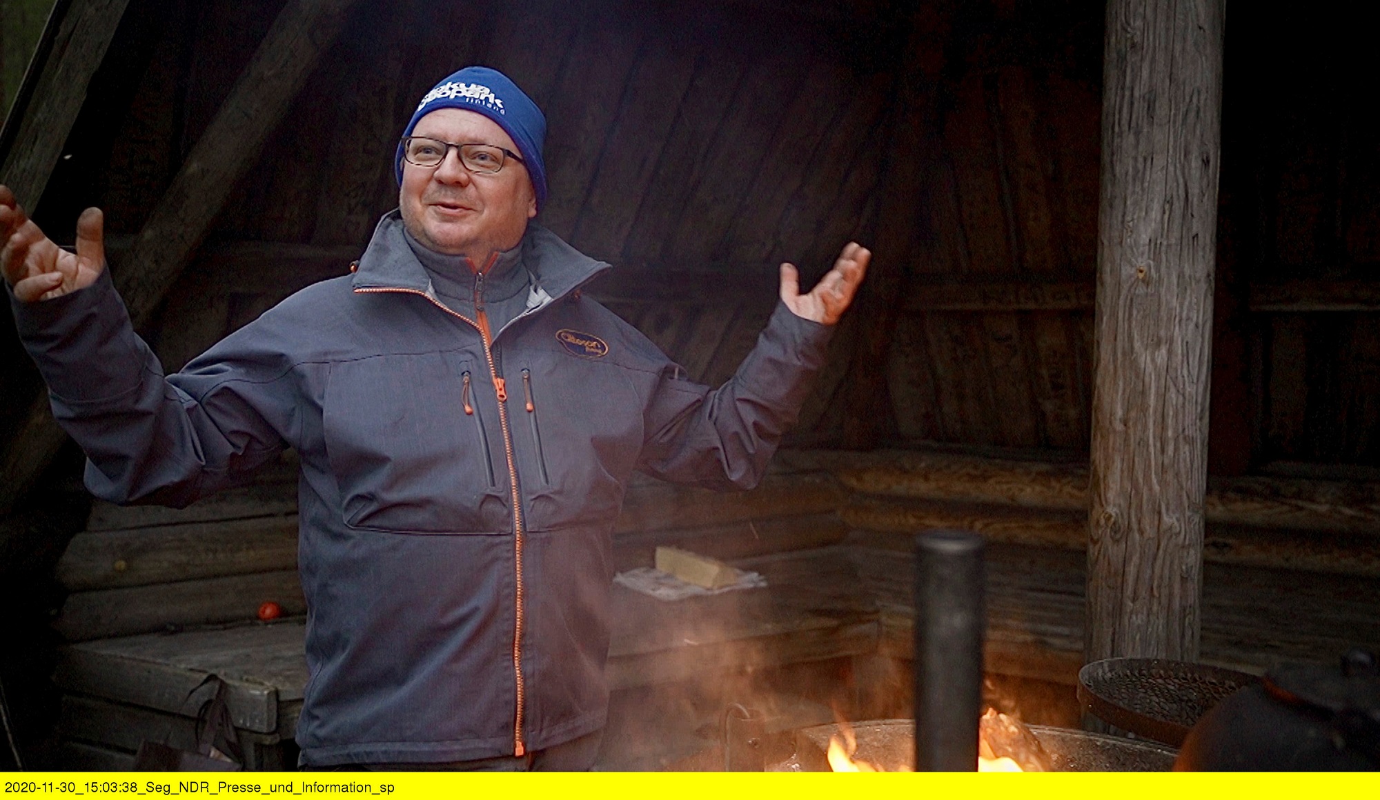 Fischer Juha Aitta am Lagerfeuer.