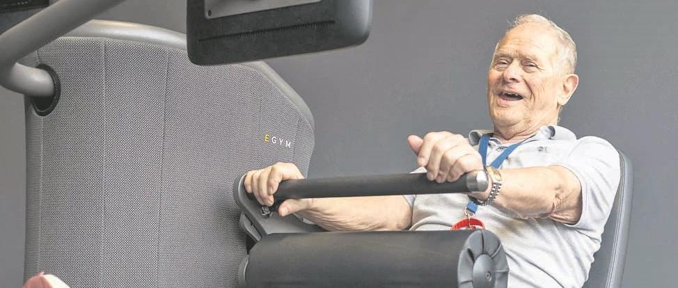 Ein älterer Mann beim Krafttraining.
