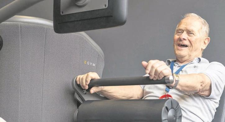 Ein älterer Mann beim Krafttraining.