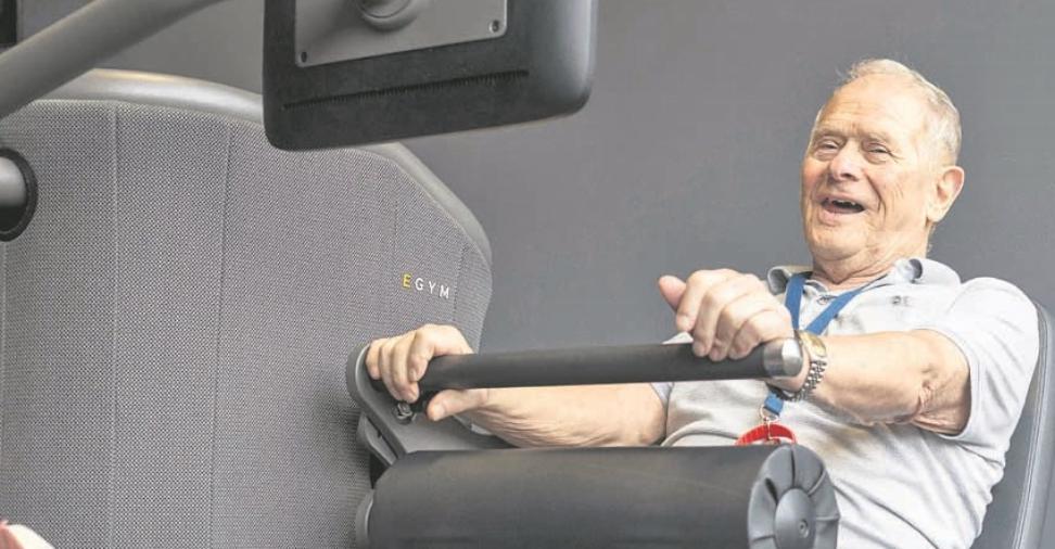 Ein älterer Mann beim Krafttraining.
