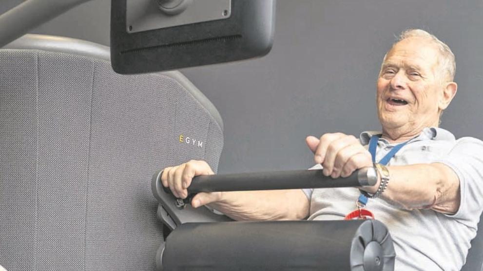 Ein älterer Mann beim Krafttraining.