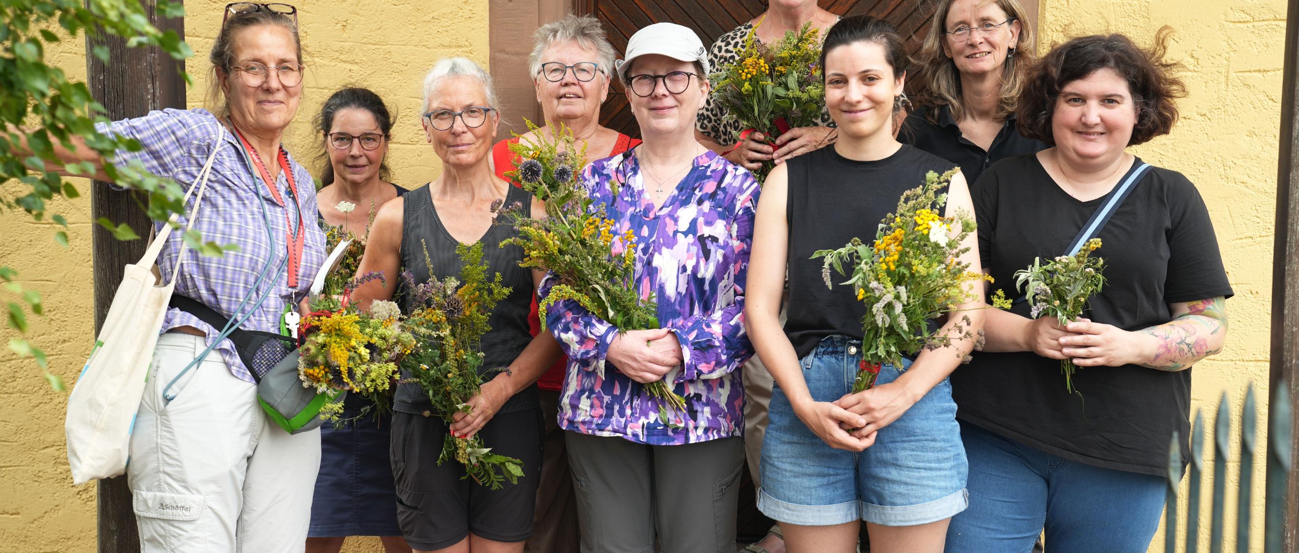 Gruppenbild mit Kräutersträußen