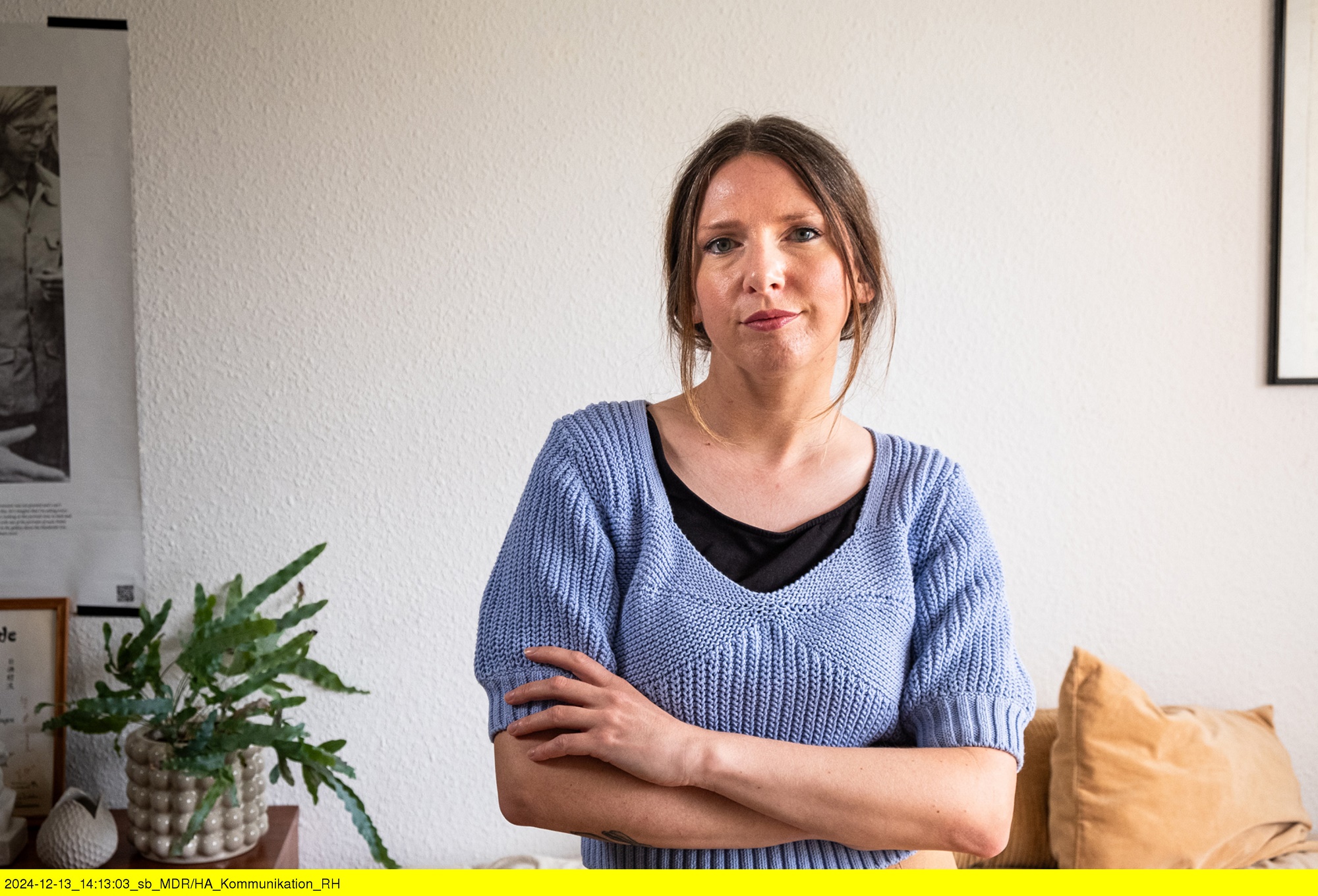 Frau mit verschränkten Armen