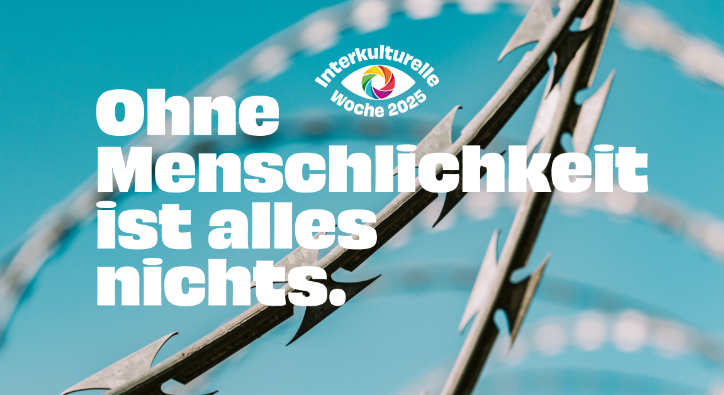 Im Hintergrund ist ein Stacheldrahtzaun zu sehen, im Vordergrund steht: 'Ohne Menschlichkeit ist alles nichts.'
