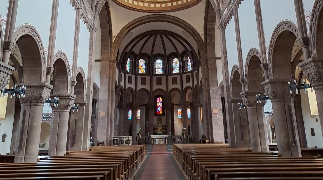 Innenansicht einer Kirche von hinten fotografiert