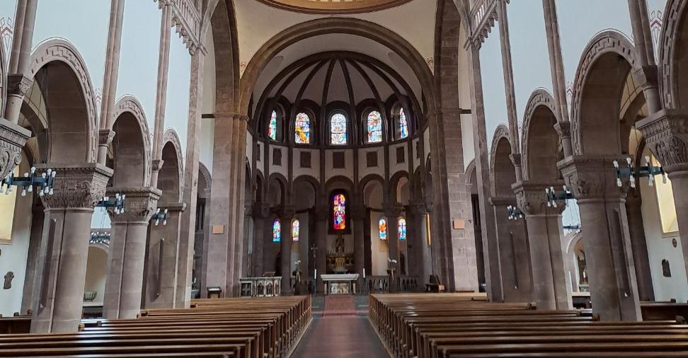 Innenansicht einer Kirche von hinten fotografiert
