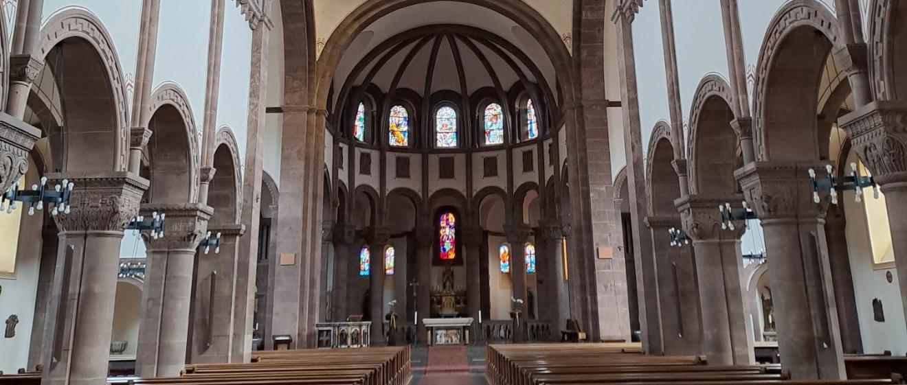 Innenansicht einer Kirche von hinten fotografiert