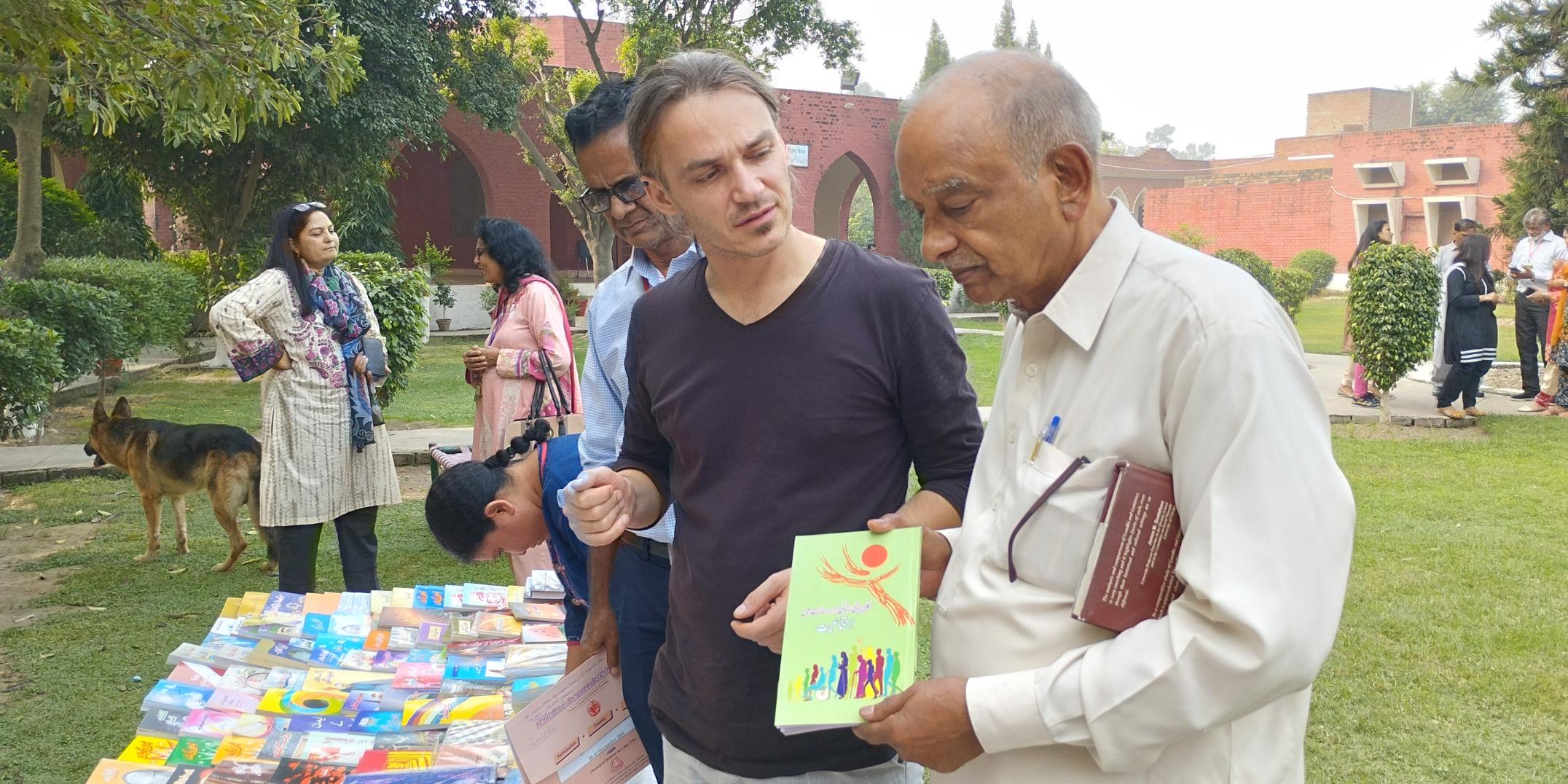 Tomasz Welke mit Pater Emmanuel Asi im Zentrum von MAP (Maktaba-e-Anaveem Pakistan/Peoples' Forum for Contextual Theologies) in Gujranwala/Pakistan.