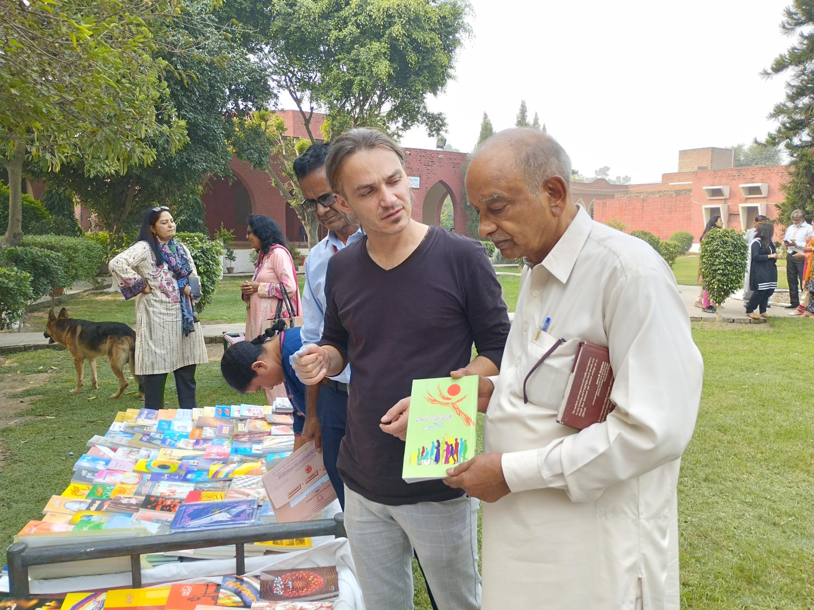 Tomasz Welke mit Pater Emmanuel Asi im Zentrum von MAP (Maktaba-e-Anaveem Pakistan/Peoples' Forum for Contextual Theologies) in Gujranwala/Pakistan.