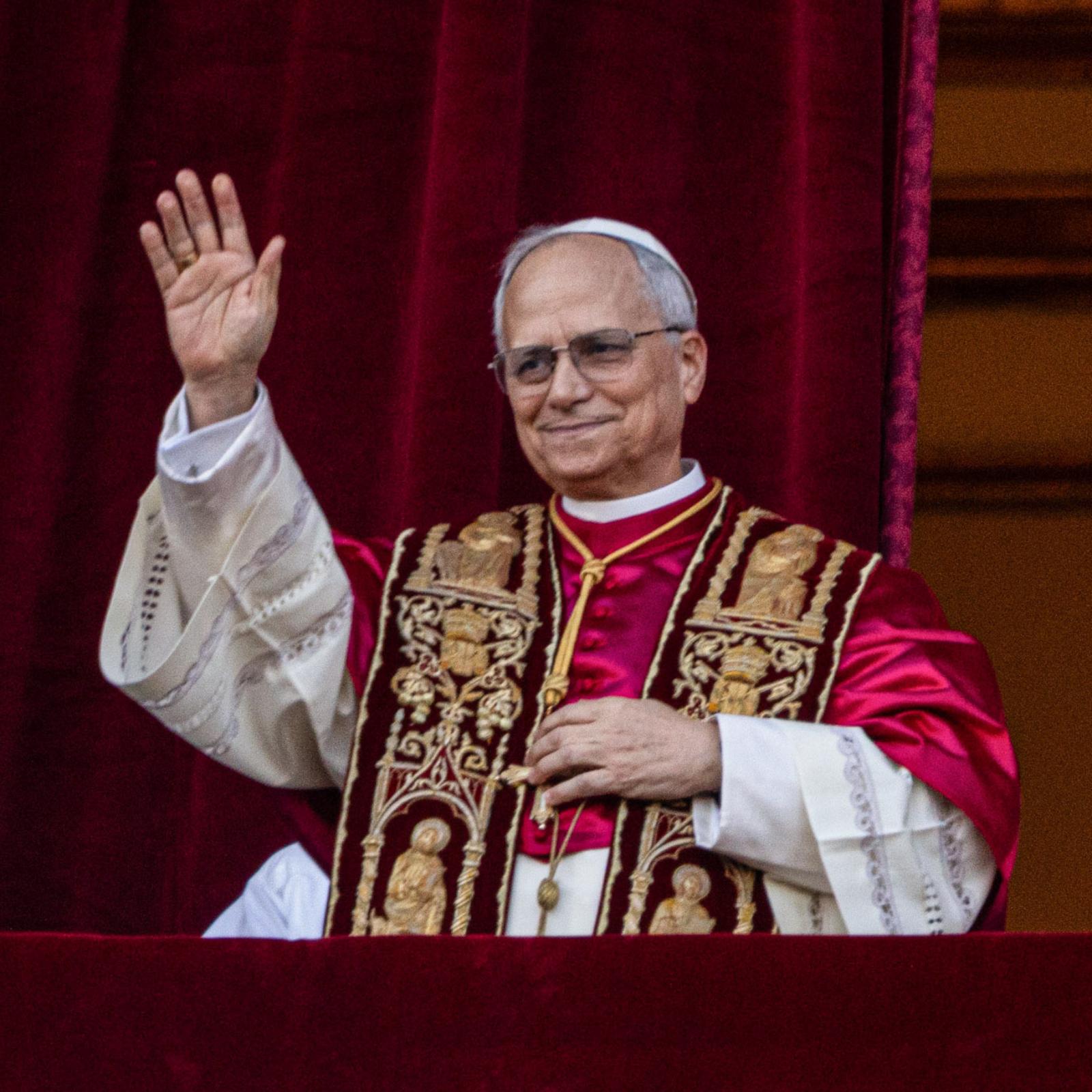 Der neue Papst winkt vom Balkon des Petersdoms, neben ihm sitzt ein Kardinal