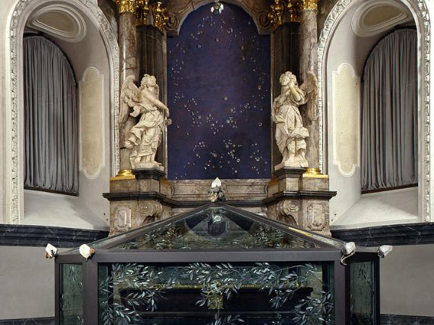 Der Glasschrein in der Heilig Rock-Kapelle (im Hintergrund der 'Sternenhimmel')