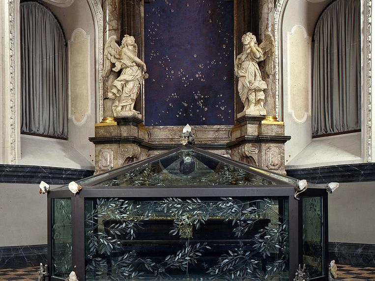 Der Glasschrein in der Heilig Rock-Kapelle (im Hintergrund der 'Sternenhimmel')