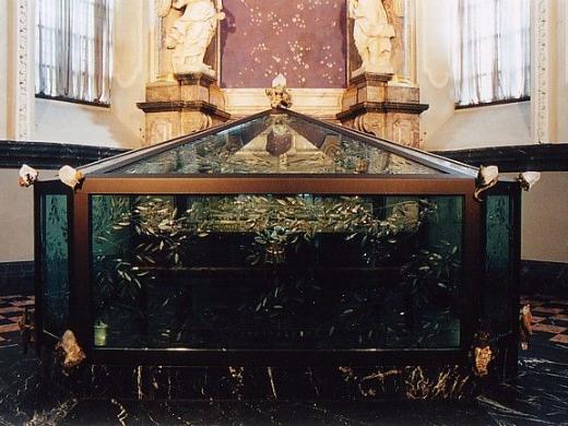 Glasschrein in der Heilig Rock-Kapelle