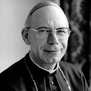 Bischof Hermann Josef Spital, er trägt eine Brille und lächelt
