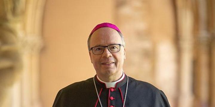Bischof Dr. Stephan Ackermann im Domkreuzgang