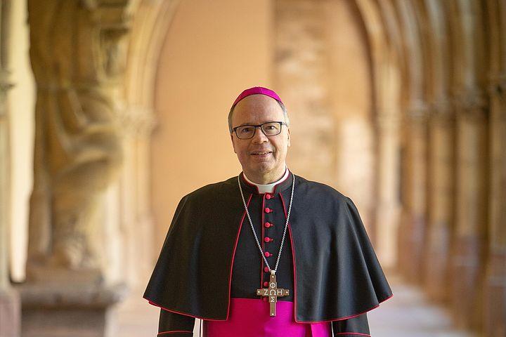 Bischof Dr. Stephan Ackermann im Domkreuzgang