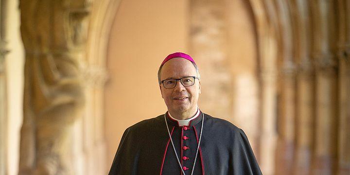 Bischof Dr. Stephan Ackermann im Domkreuzgang