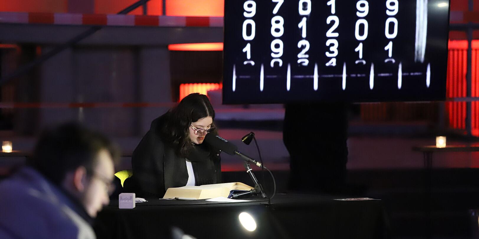 Die 16-jährige Charlotte Kohler liest am Holocaust-Gedenktag aus dem 'Kalendarium der Ereignisse im Konzentrationslager Auschwitz-Birkenau 1939 – 1945“.