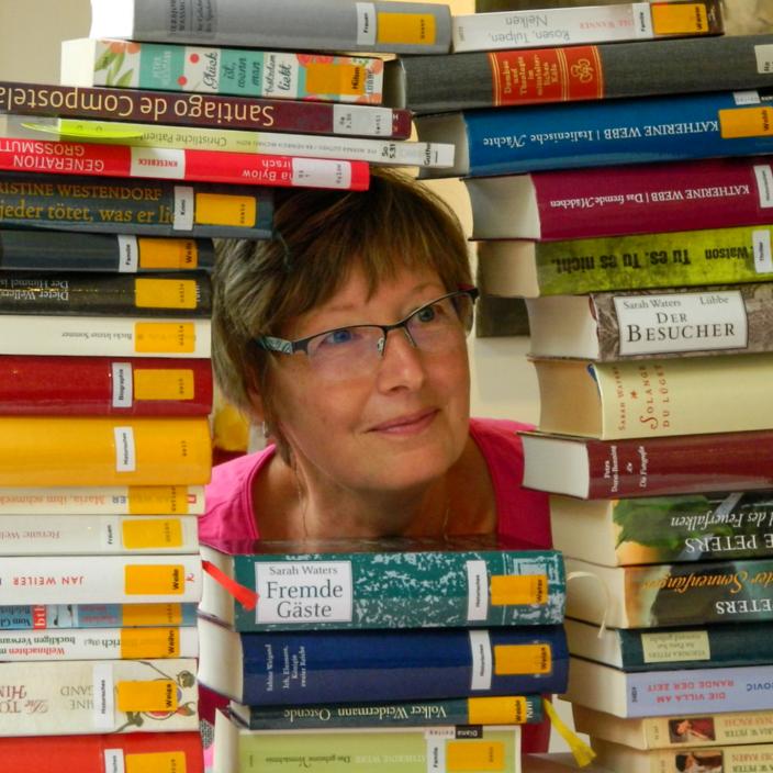 Frau mit Büchern