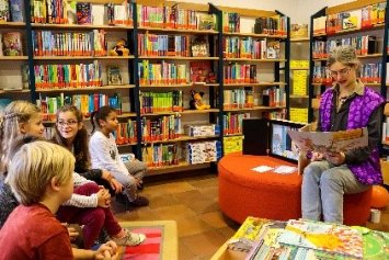 buecherei-mit-kindern(pfarrbriefservice)