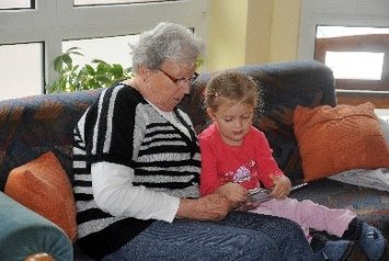 frau-mit-kind(michael-bogedain_pfarrbriefservice)
