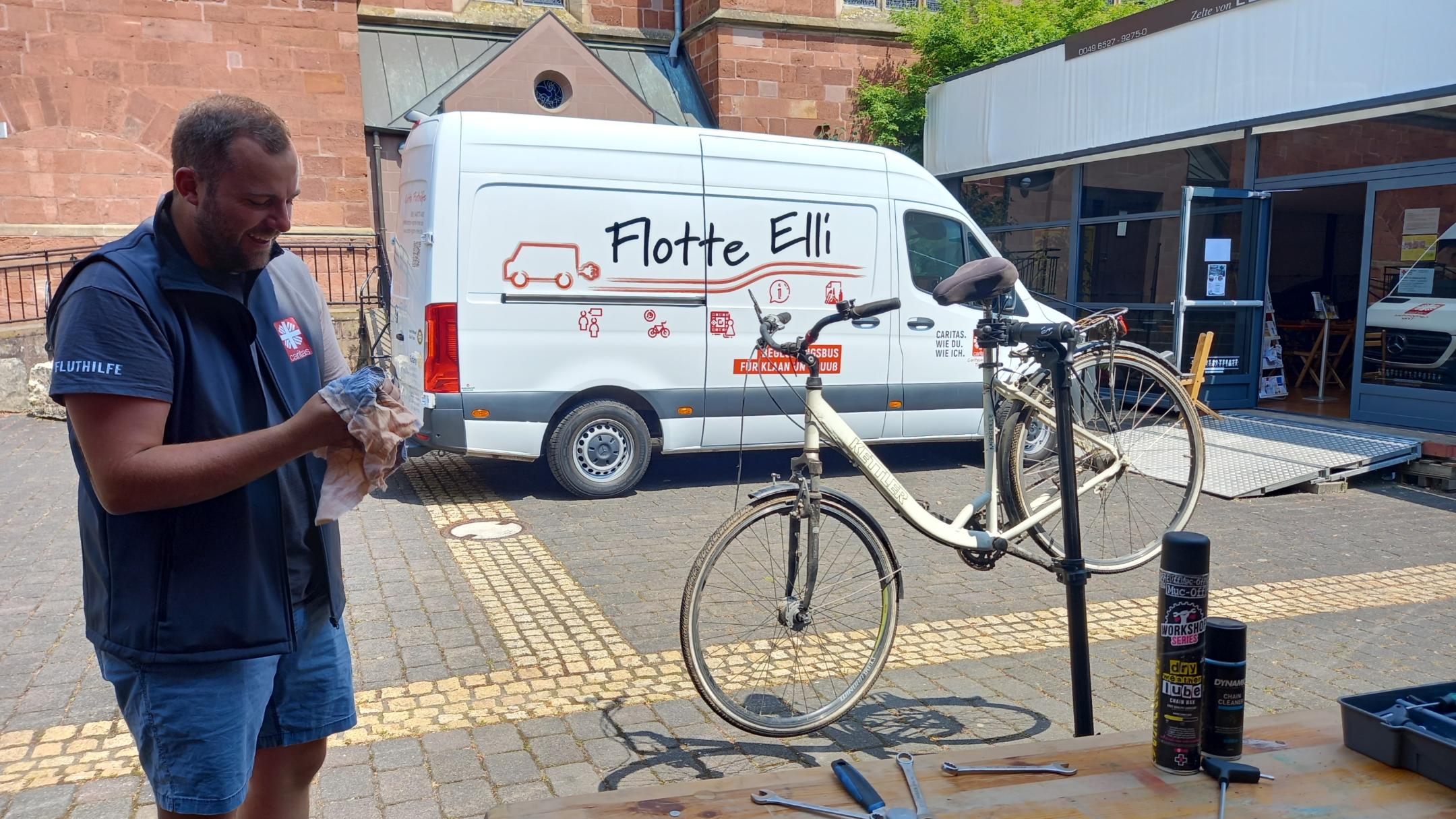 Die „Flotte Elli“ mit der Fahrradwerkstatt in Trier-Ehrang. Foto: Caritasverband Diözese Trier