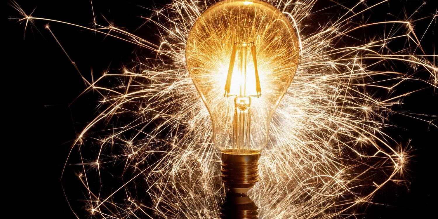 Eine Glühbirne im Funkengestiebe