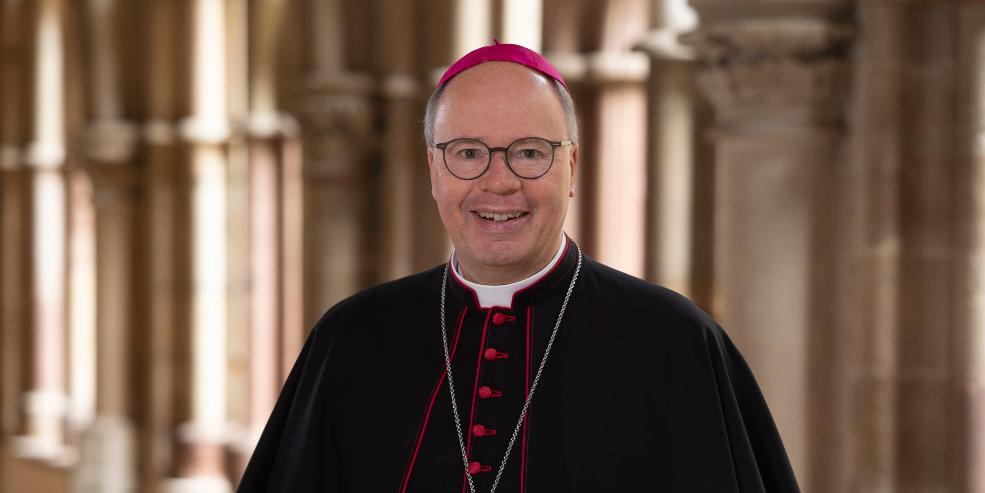 Bischof Dr. Ackermann im Kreuzgang des Trierer Doms