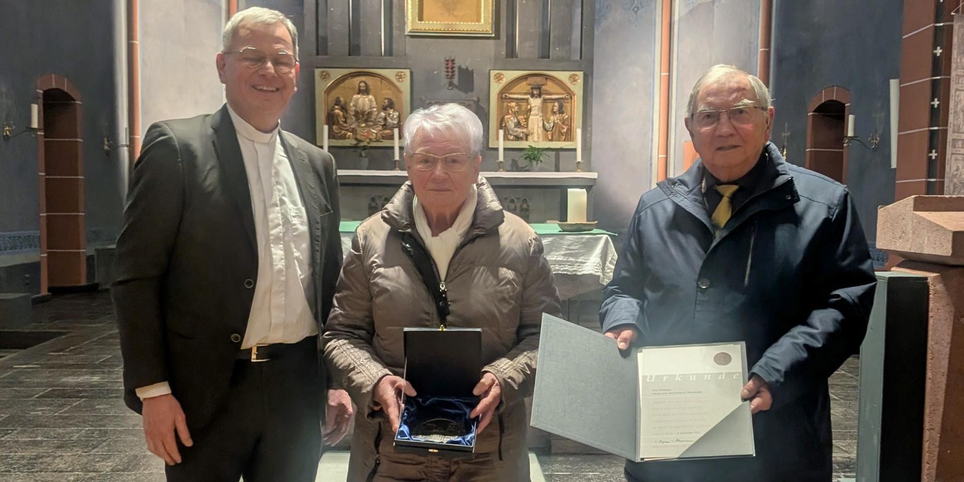 Generalvikar Ulrich von Plettenberg überreichte Annemarie und Heinz Alexander die Bistumsmedaille