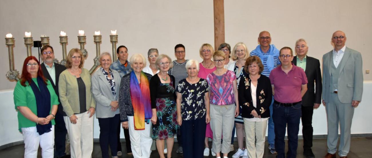 250824-AbschlussTrauerbegleitung-uk (c) Ute Kirch Gruppenfoto der neuen ehrenamtlichen Trauerbegleiter*innen