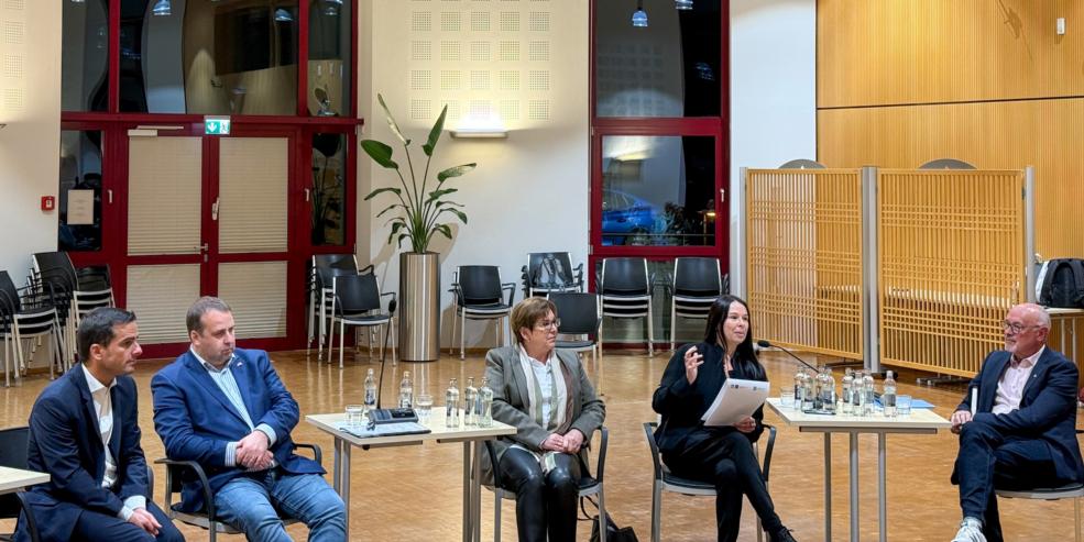 Die Gäste auf dem Podium: Minister Max Hahn, Minister Magnus Jung, Leiterin der Engagemententwicklung, Michaela Tholl sowie Psychologie-Professorin Tatjana Schnell im Gespräch mit Moderator Roman Glauben (r.). (c) Kathrin Schmitt Die Gäste auf dem Podium: Minister Max Hahn, Minister Magnus Jung, Leiterin der Engagemententwicklung, Michaela Tholl sowie Psychologie-Professorin Tatjana Schnell im Gespräch mit Moderator Roman Glauben (r.).