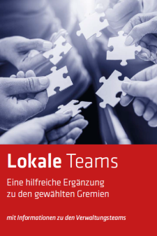 Deckblatt der Broschüre Lokale Teams, Hände die Puzzelteile zusammenhalten