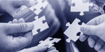 Deckblatt der Broschüre Lokale Teams, Hände die Puzzelteile zusammenhalten (c) Team Engagemententwicklung Deckblatt der Broschüre Lokale Teams, Hände die Puzzelteile zusammenhalten