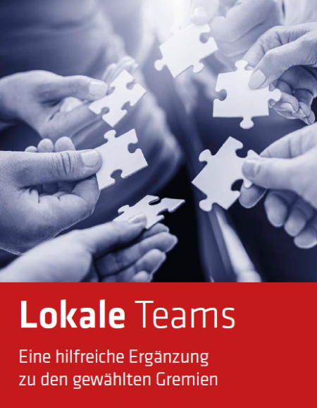 Deckblatt der Broschüre Lokale Teams, Hände die Puzzelteile zusammenhalten
