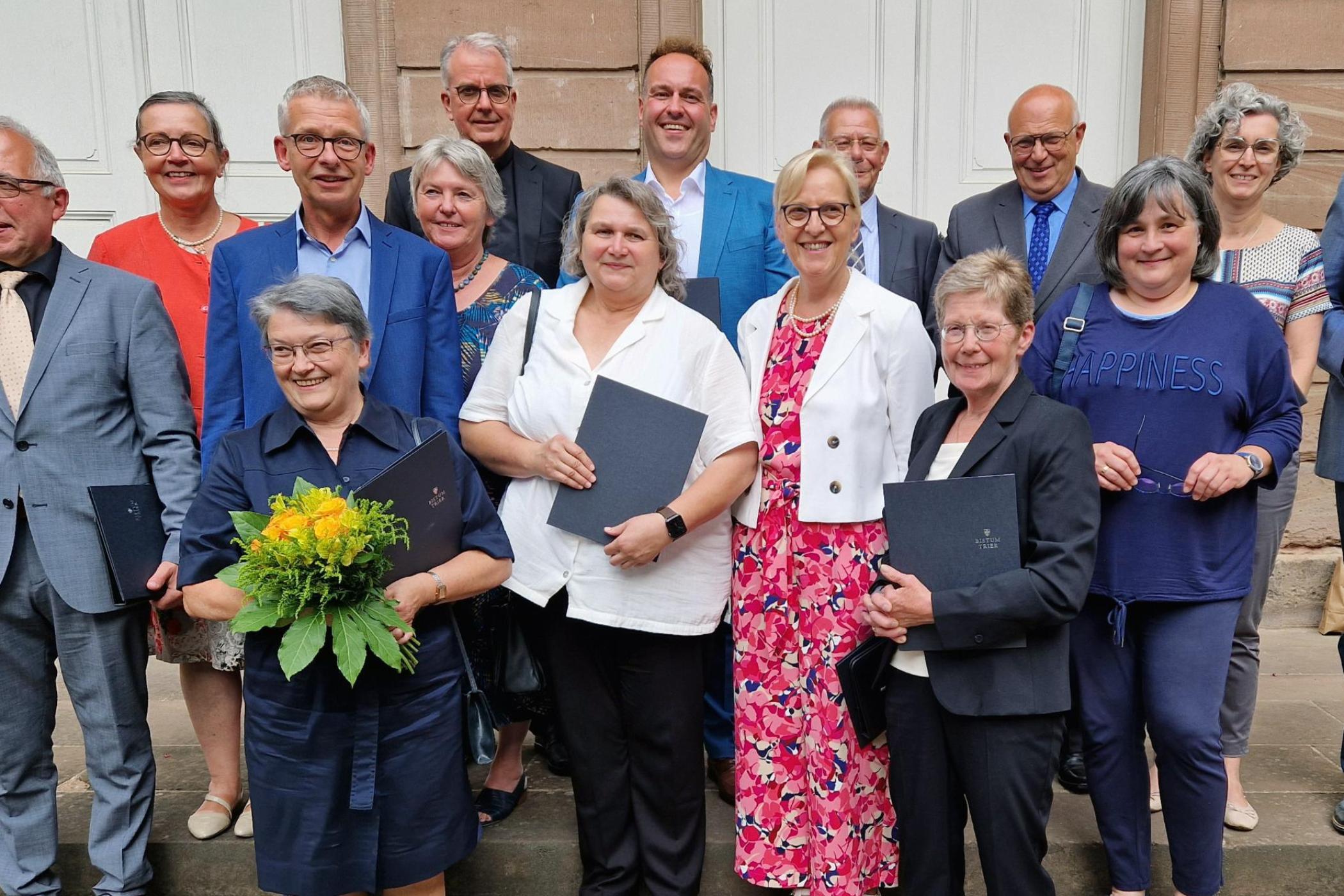 Gruppenfoto der Absolvent*innen zusammen mit Weihbischof Jörg Michael Peters