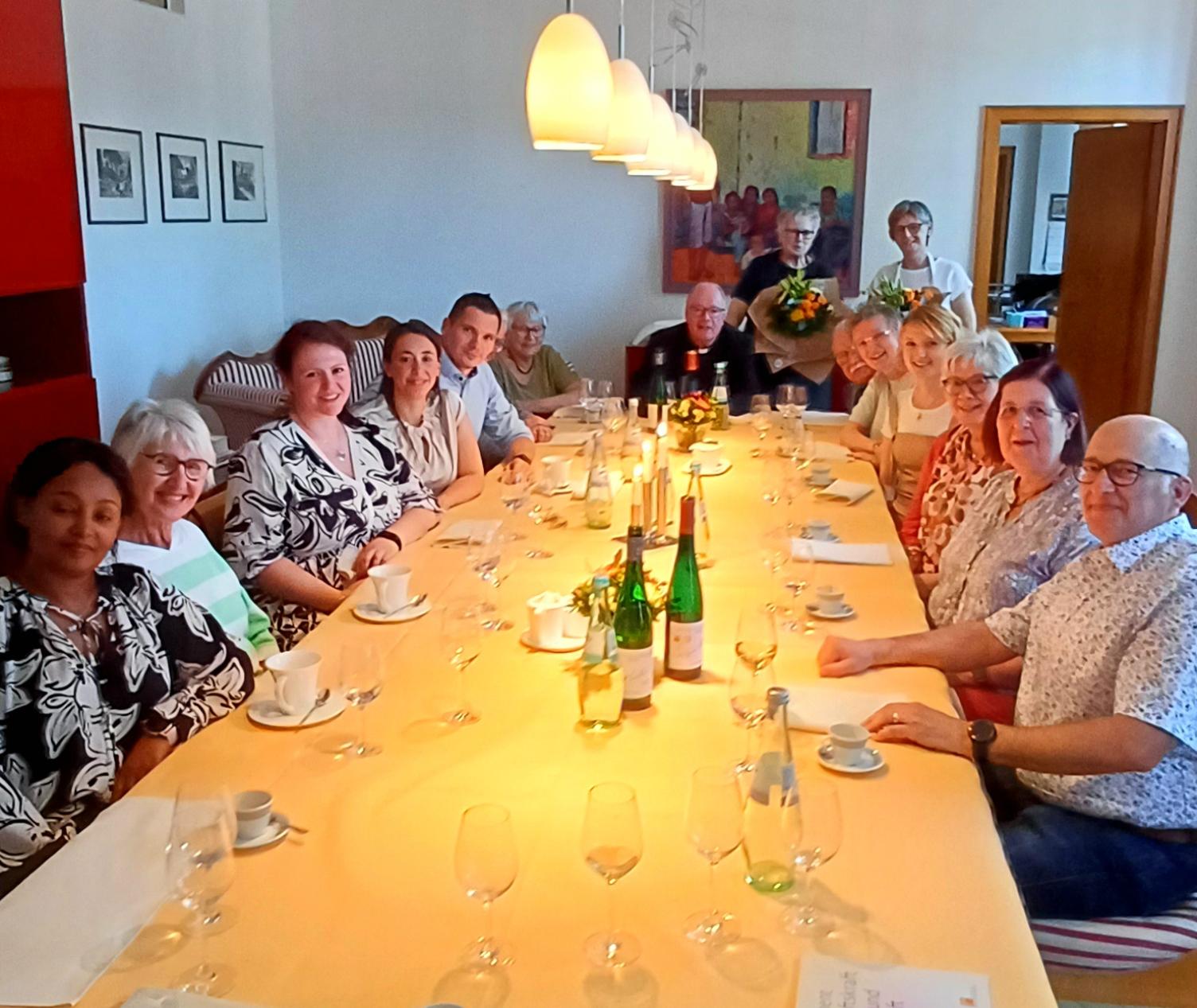 Die Engagierten gemeinsam mit Bischof Dr. Ackermann und Küchenteam im Esszimmer des Bischofs