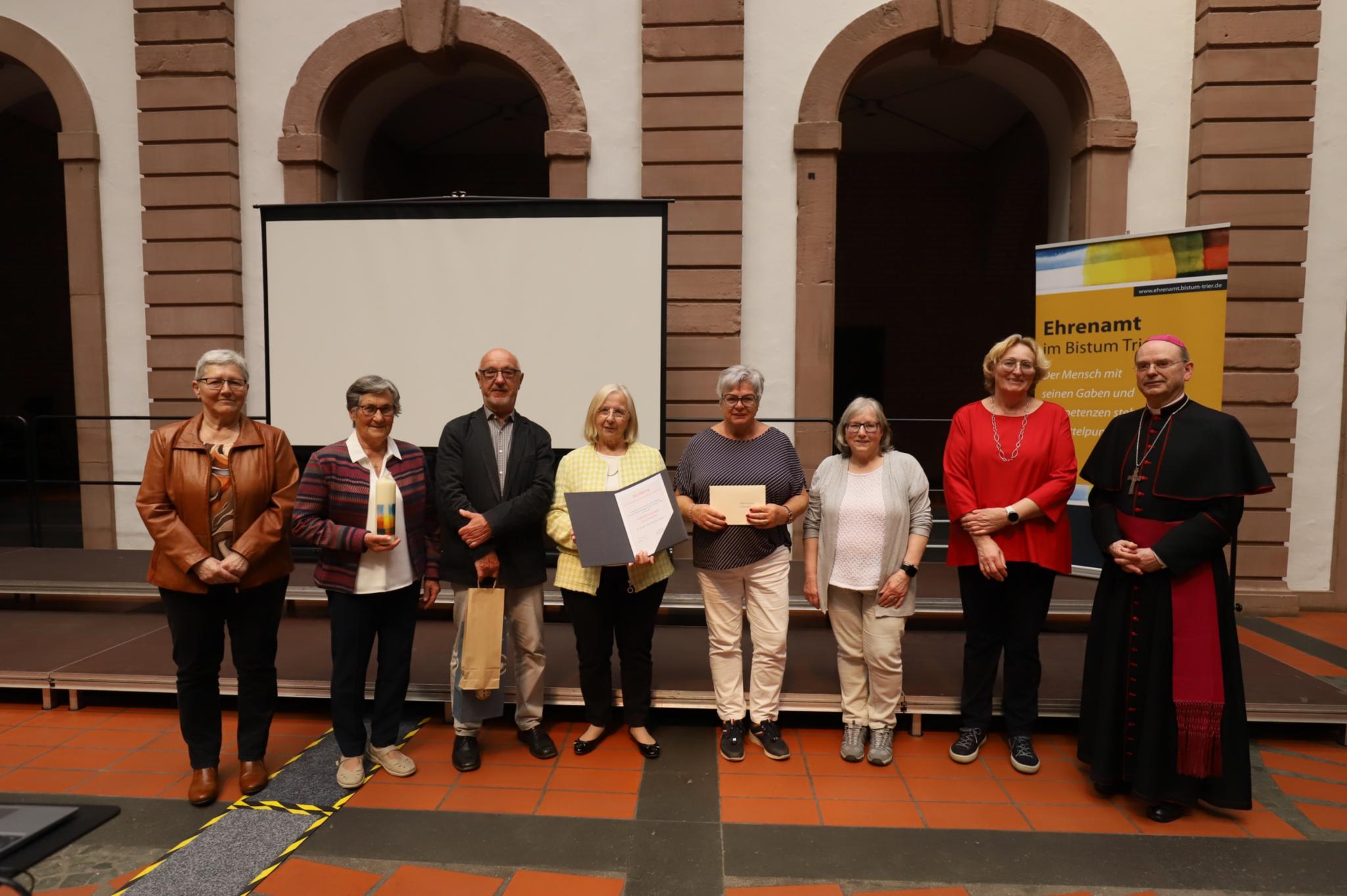 Die Engagierten der Kaffeekreisgruppe Feschweiler mit Weihbischof R. Brahm