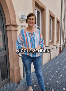 N. Zehren_Insta (c) Lisa Haungs Nicole Zehren steht vor einer Eingangstür