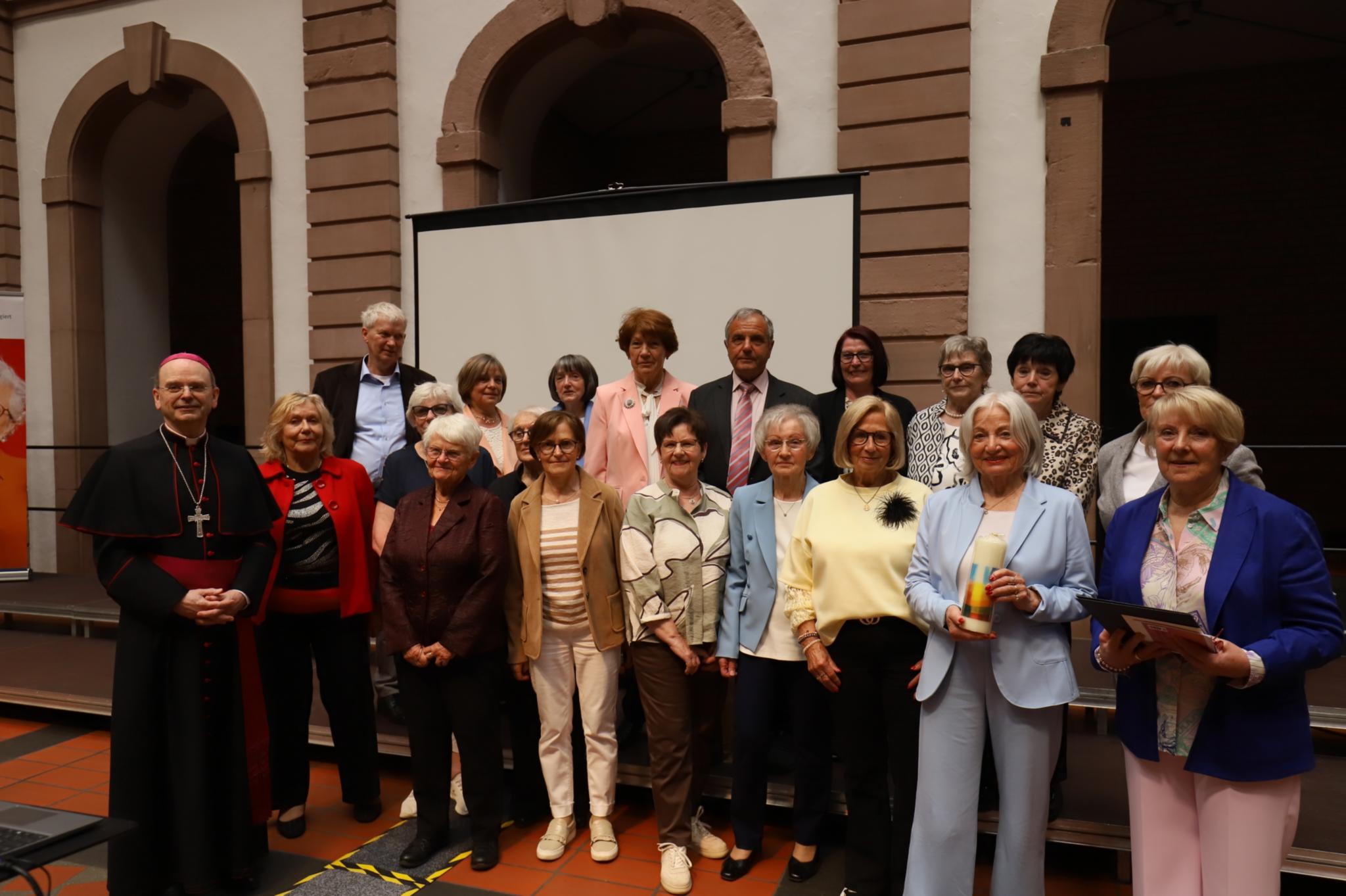 Die Frauen des SkF Mayen mit Weihbusch R. Brahm